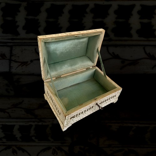 19th century - A Russian bone and wood casket, XIX Siecle