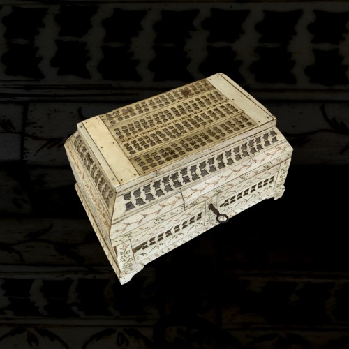 A Russian bone and wood casket, XIX Siecle - Napoléon III