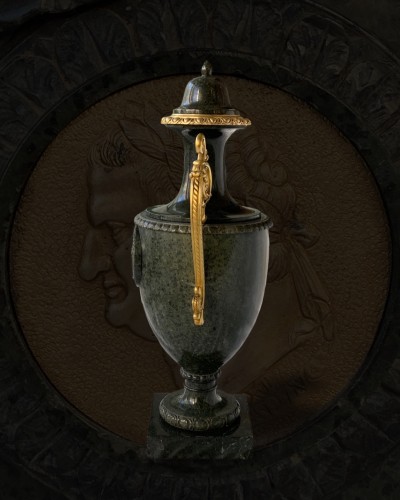 Vase LXVI in serpentino with gilded bronze mounts - Directoire