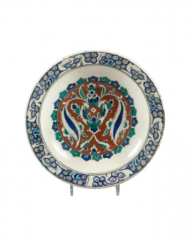 Plat en faïence Iznik