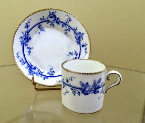 Tasse litron et sa sous-tasse en porcelaine de Sèvres - Galerie Vandermeersch