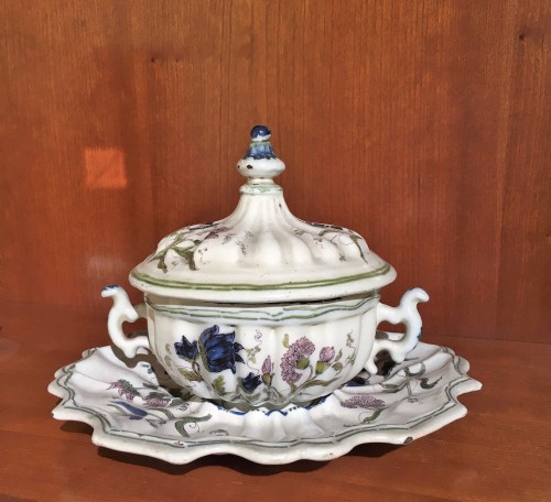 Ecuelle à bouillon couverte et son présentoir en faïence de Nove di Bassano - Céramiques, Porcelaines Style 