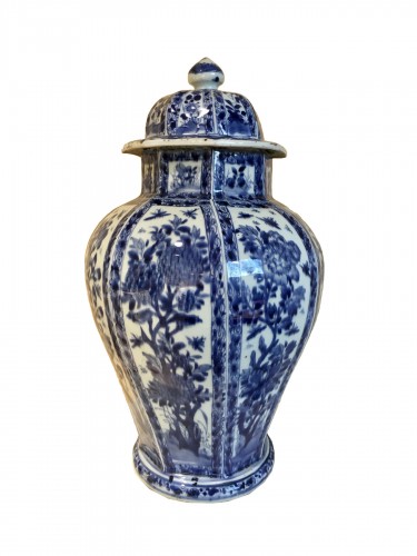 Covered vase in porcelain of China