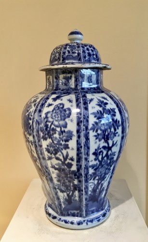 Porcelain & Faience  - Covered vase in porcelain of China