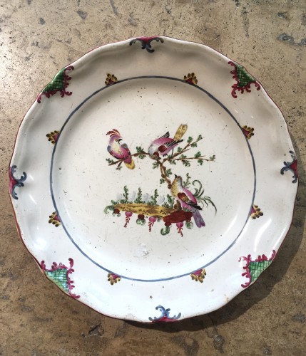 Paire d'assiettes en faïence de Rouen - Céramiques, Porcelaines Style 