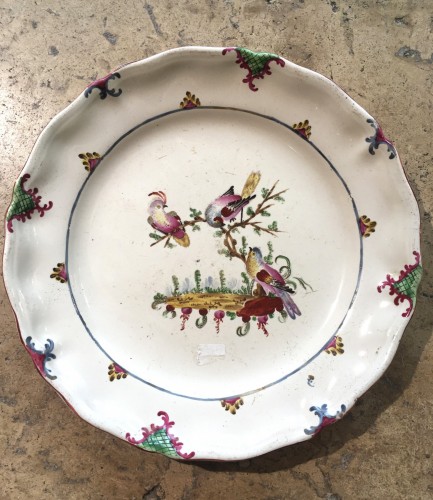 Céramiques, Porcelaines  - Paire d'assiettes en faïence de Rouen