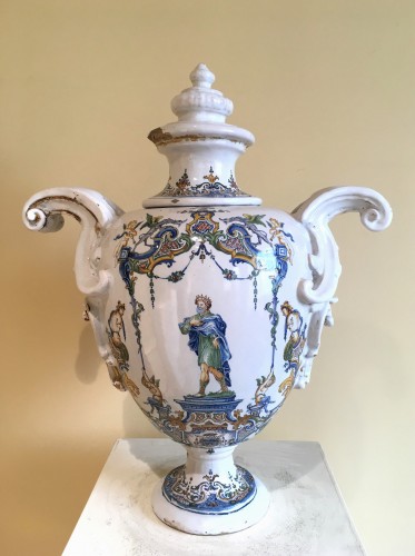 Large armored baluster vase - Porcelain & Faience Style 