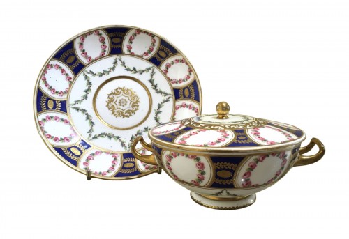 Coupe à bouillon Boizot et son présentoir en porcelaine de Sèvres