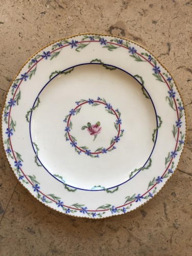 Céramiques, Porcelaines  - Assiette du service du "Gobelet du Roi" en porcelaine de Sèvres