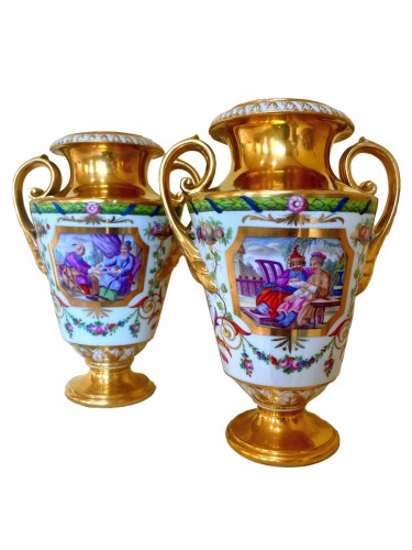 Paire de vases urnes en porcelaine de Bordeaux