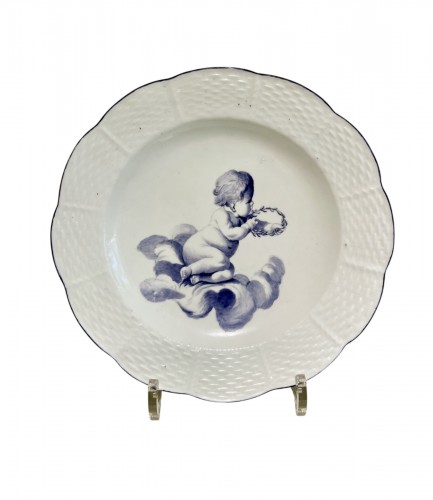 Assiette à décor d'un amour en porcelaine de Chantilly
