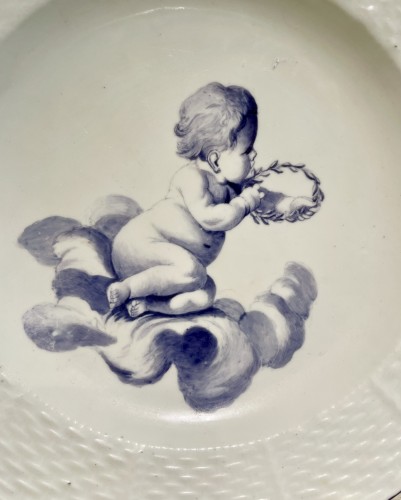 Chantilly porcelain plate decorated with a putto - Porcelain & Faience Style 