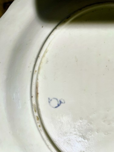 Porcelain & Faience  - Chantilly porcelain plate decorated with a putto