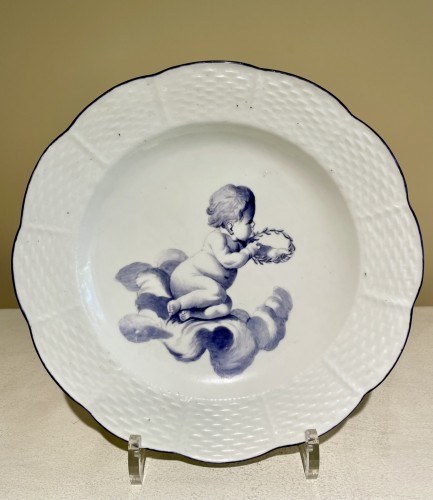 Chantilly porcelain plate decorated with a putto - 