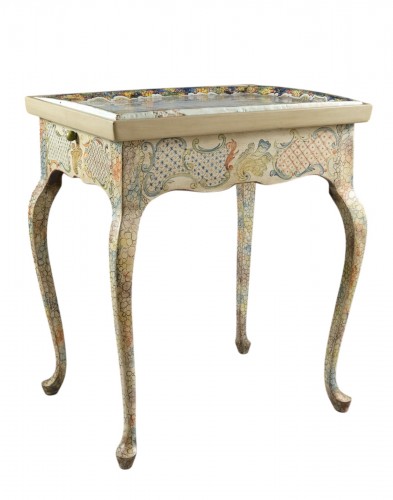 Table en cabaret à plateau en faïence de Rouen