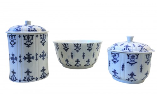 Ensemble de trois pièces en porcelaine de Saint-Cloud
