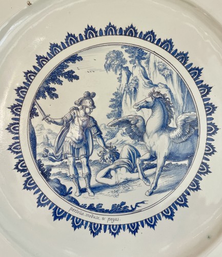 Grand plat en faïence de Marseille, Saint-Jean-du-Désert - Céramiques, Porcelaines Style 