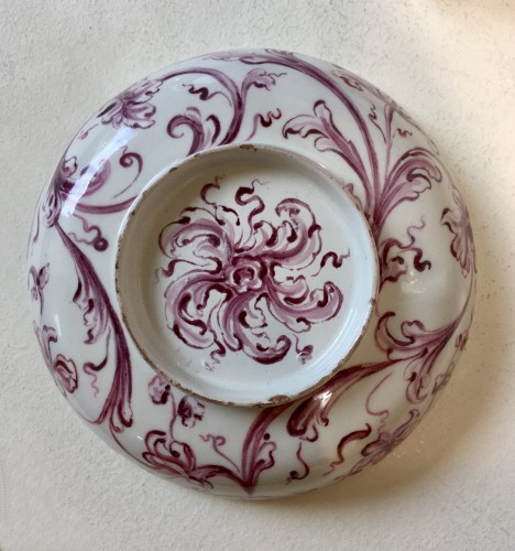 Coupe en faïence de Francfort au portrait du roi de Suède - Céramiques, Porcelaines Style 