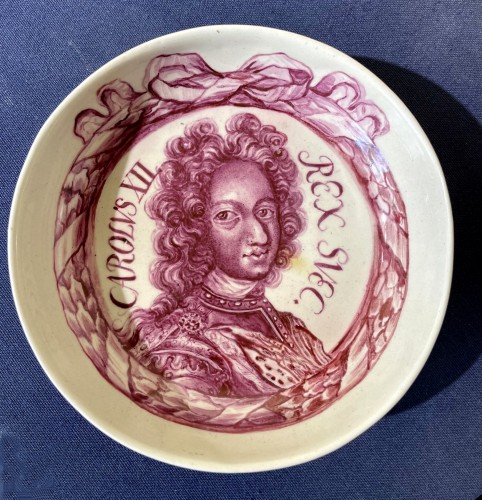 Céramiques, Porcelaines  - Coupe en faïence de Francfort au portrait du roi de Suède