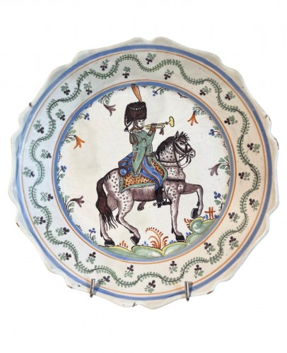 Plat décoré d'un militaire à cheval en faïence de Waly