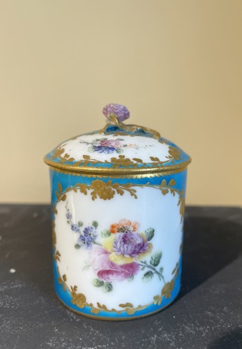 Pot à pommade en porcelaine de Vincennes ou Sèvres - Céramiques, Porcelaines Style 