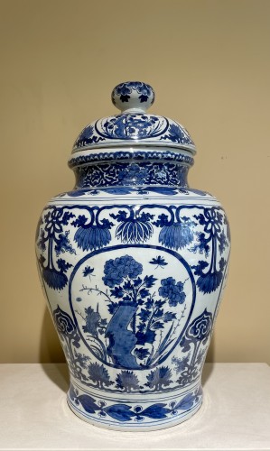 Grand vase couvert en faïence de Delft - Céramiques, Porcelaines Style 