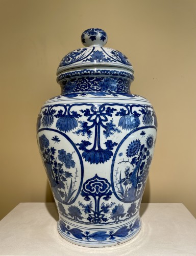 Céramiques, Porcelaines  - Grand vase couvert en faïence de Delft