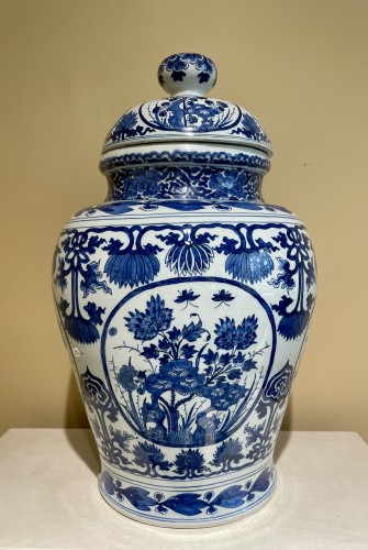 Grand vase couvert en faïence de Delft - Galerie Vandermeersch