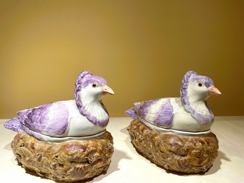Paire de terrines en forme de pigeons en faïence de Staffordshire - Céramiques, Porcelaines Style 