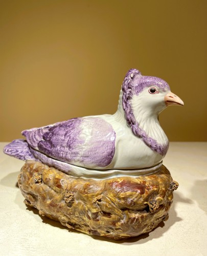 XVIIIe siècle - Paire de terrines en forme de pigeons en faïence de Staffordshire