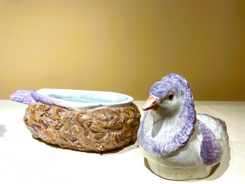 Paire de terrines en forme de pigeons en faïence de Staffordshire - 