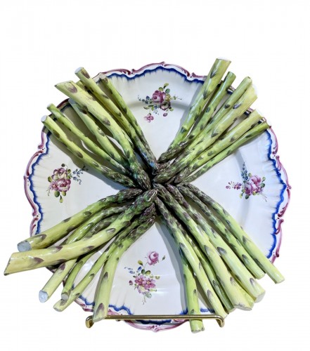 Plateau aux asperges en trompe-l'œil en faïence de Sceaux