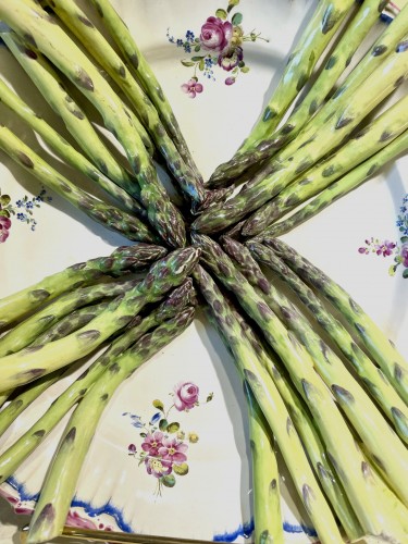 Plateau aux asperges en trompe-l'œil en faïence de Sceaux - Céramiques, Porcelaines Style 