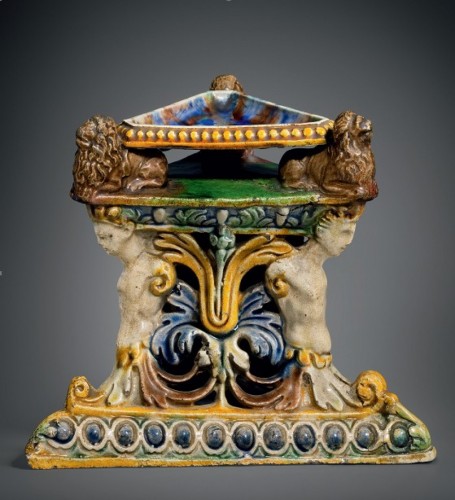 Céramiques, Porcelaines  - Salière triangulaire de l'école de Fontainebleau ou Paris