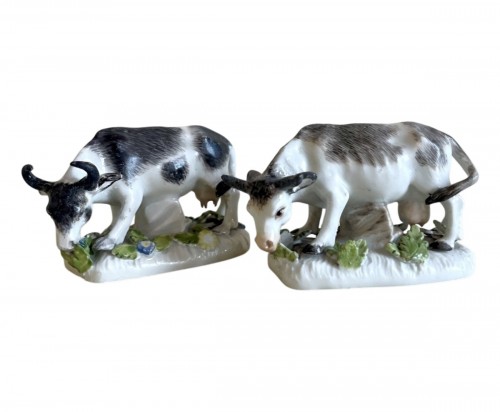 Deux petites statuettes en forme de vache en porcelaine de Meissen
