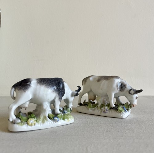 Deux petites statuettes en forme de vache en porcelaine de Meissen - Céramiques, Porcelaines Style 