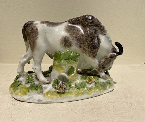 Statuette d'aurochs en porcelaine de Meissen - Céramiques, Porcelaines Style 
