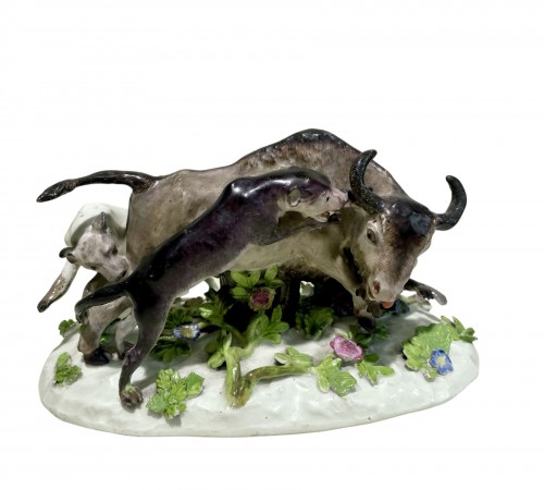 Groupe figurant un taureau attaqué par trois chiens en porcelaine de Meissen