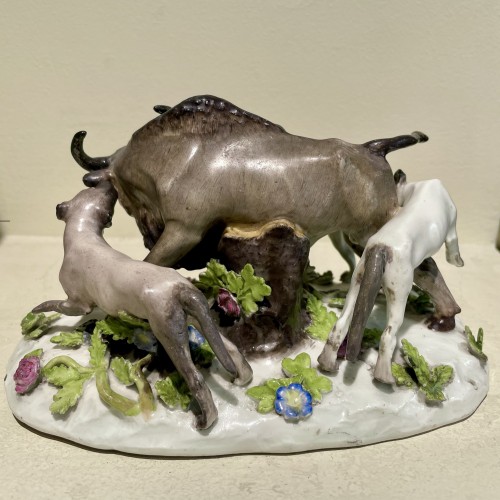 Groupe figurant un taureau attaqué par trois chiens en porcelaine de Meissen - Céramiques, Porcelaines Style 