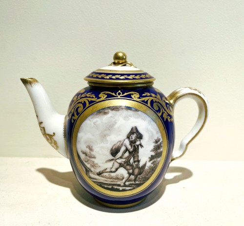 Théière calabre en porcelaine de Sèvres - Céramiques, Porcelaines Style 