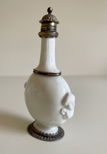 Céramiques, Porcelaines  - Flacon en forme de gourde de pèlerin en porcelaine de Meissen (Böttger)