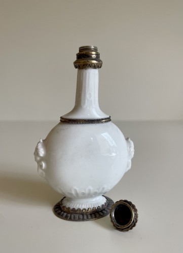 Flacon en forme de gourde de pèlerin en porcelaine de Meissen (Böttger) - Galerie Vandermeersch