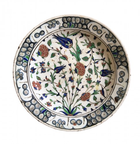 Plat en faïence Iznik