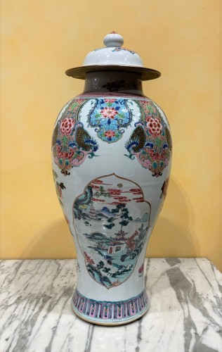 A pair of Chinese covered vases  - Porcelain & Faience Style 