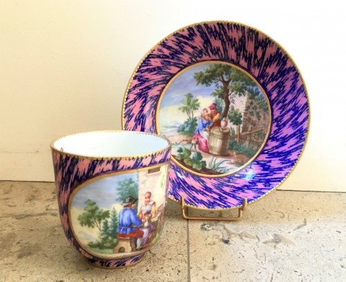 A Sèvres cup &quot;Calabre&quot; and saucer - Porcelain & Faience Style Louis XV