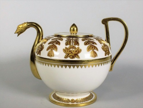 A Sèvres &quot;étrusque&quot; teapot - Porcelain & Faience Style Restauration - Charles X