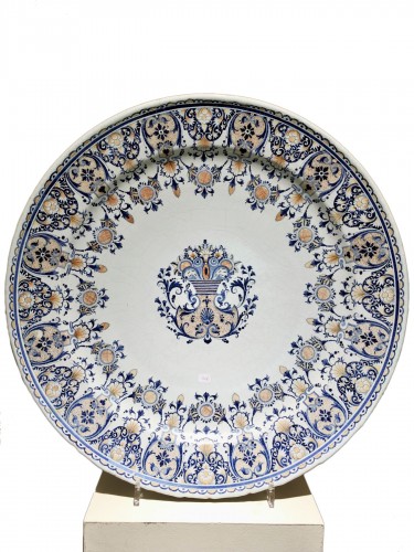 Grand plat en faïence de Rouen