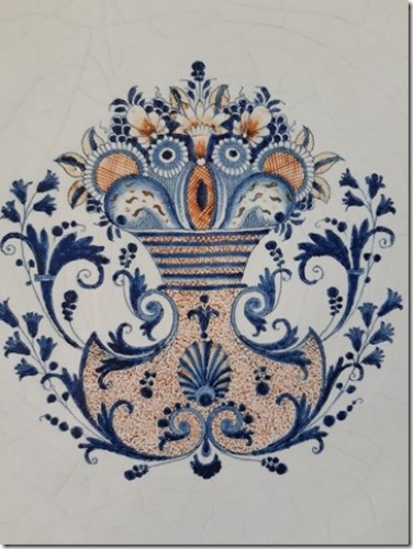 Grand plat en faïence de Rouen - Céramiques, Porcelaines Style 