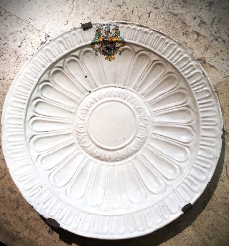 Grand plat en majolique de Faenza - Céramiques, Porcelaines Style 