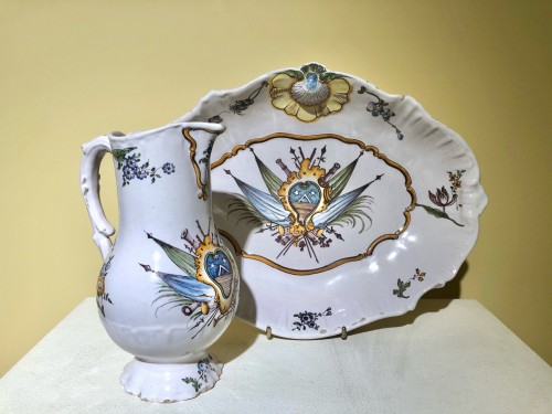 Pichet et son bassin, faïence de Moustiers XVIIIe siècle - Céramiques, Porcelaines Style 